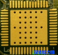 这是最不好的通孔设计，贯穿通孔直接摆放于QFN的接地散热垫上，制造上无法确保其锡量，也就无法确保焊接良好。