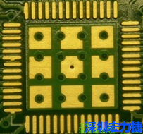 这个通孔的设计勉强可以接受，只剩下正中间一个通孔没有塞孔，而且孔径也变小了。