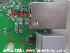 有人认为电容旁边已经有螺丝将电路板固定于机壳上了，不应该发生电路板弯曲的现象才对。