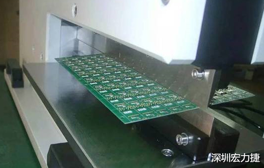 基本上V-Cut就是破坏板子结构的元凶，因为V-Cut就是在原来一大张的板材上切出沟槽来，所以V-Cut的地方就容易发生变形。