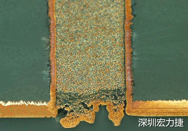 PCB设计之导电孔塞孔工艺 导电孔Via hole又名导通孔，为了达到客户要求，导通孔必须塞孔，经过大量的实践，改变传统的铝片塞孔工艺，用白网完成板面阻焊与塞孔。生产稳定，质量可靠。