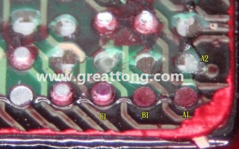 下图是红墨水测试后将PCB板子拿回来侧一个角度拍摄的照片，就可以很清楚的看到锡球黏在PCB端，或不在PCB端。