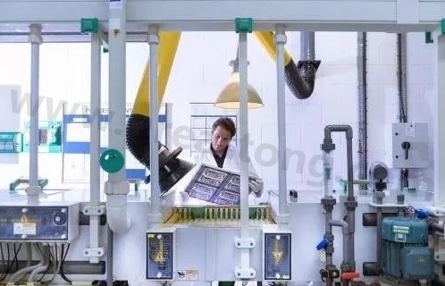 理想状态下自动化生产线大约能节省传统企业50%的人力成本，良率可提升至98%。