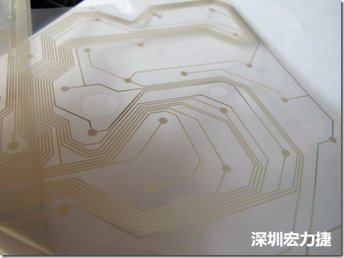 下面第二个图则是另一片也有着按键线路的PTF，当上、下两面PTF的按键结点互相接触后就可以计算出是哪个按键被按下了?？墒堑卑醇挥邪聪率保舷铝狡琍TF的线路则是分开的，所以上图那片PTF的线路上面其实还另外覆盖了另一层透明的PET作为绝缘层，只露出了需要在键盘按下时才会碰触的接触点，因为这些材质使用的都是Polymer，所以才撑这样的技术为Polydome(聚合簧片)。