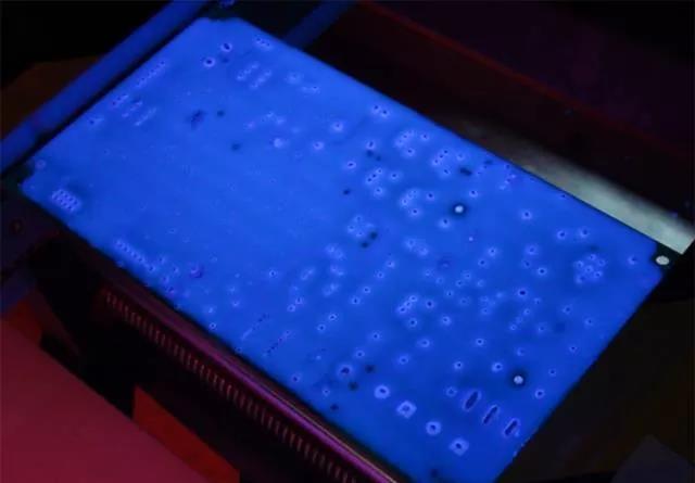 经过涂覆工艺后的PCB，在紫光灯下的拍摄效果，原来coating也可以这么美！