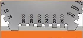 通过湿膜测厚仪得出湿膜的厚度，然后计算干膜厚度