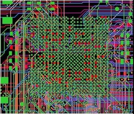 图18：BGA布线。(顶部)传统的自动布线器。38个网络没有完成布线。(底部)任意角度的拓扑式自动布线器。所有网络都完成了布线。